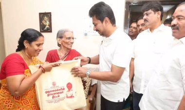 வயது முதிர்ந்த பயனாளிகளின் இல்லங்களுக்கு நேரில் சென்று ரேஷன் பொருட்களை வழங்கிய உதயநிதி ஸ்டாலின்