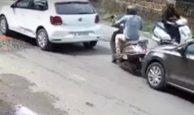 கேரளா 2 கார்களுக்கு இடையே சிக்கிய ஸ்கூட்டர் - தூக்கி வீசப்பட்ட நபர் உயிர்பிழைத்த அதிசயம்