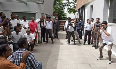 உலக புகைப்பட தினம்: புகைப்பட கலைஞர்களை போட்டோ எடுத்து அசத்திய மு.க.ஸ்டாலின்