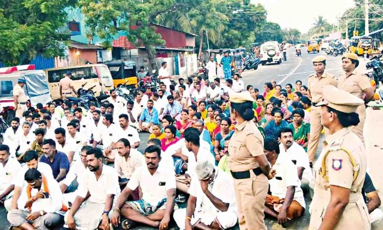 தனுஷ்கோடி-மதுரை தேசிய நெடுஞ்சாலையில் மறியல் போராட்டத்தில் ஈடுபட்ட ராம்சேது யாத்திரை பணியாளர்கள்.  ராமநாதபுரம் தனுஷ்கோடி