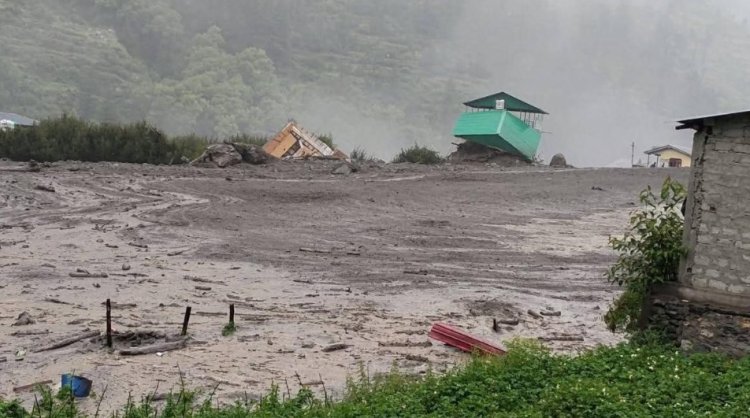 உத்தராகண்ட்டில் மேக வெடிப்பு: வீடுகளை அடித்துச் சென்ற பெருவெள்ளம் - அதிர்ச்சி வீடியோ