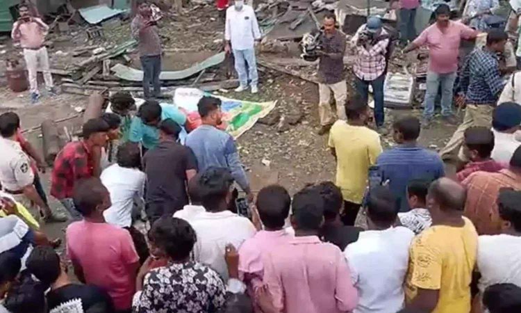 விசாகப்பட்டினத்தில் சிலிண்டர் வெடித்து விபத்து - 3 பேர் உயிரிழப்பு