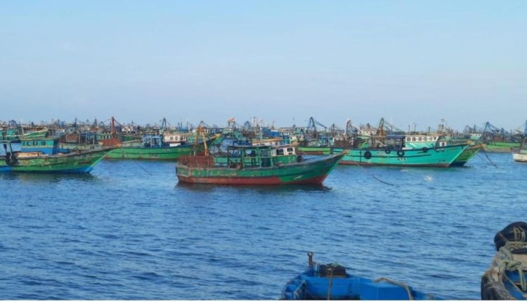 இலங்கை  சிறையில் அடைக்கப்பட்டுள்ள மீனவர்களை விடுதலை செய்ய வலியுறுத்தி ராமேசுவரம் மீனவர்கள் தொடர் போராட்டம்