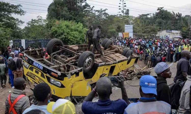 கென்யாவில் சோகம்: சாலையோர பள்ளத்தில் பஸ் கவிழ்ந்து 25 பேர் பலி