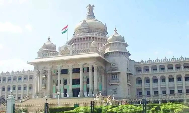 கர்நாடகத்தில் இருமொழி கொள்கையை அமல்படுத்த மாநில அரசுக்கு பரிந்துரை