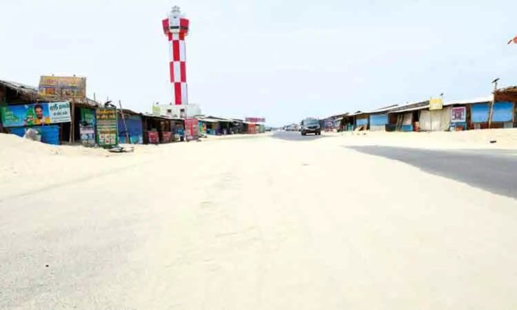 பலத்த சூறாவளி காற்று: தனுஷ்கோடியில் சாலையை மூடிய மணல்
