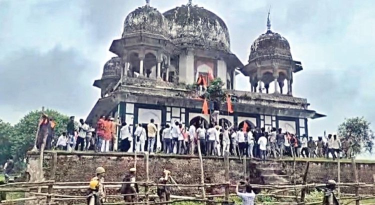 கோயிலை இடித்து கட்டியதாக புகார்: உ.பி.யில் முஸ்லிம் தர்காவை சேதப்படுத்திய இந்துத்துவா அமைப்பினர்