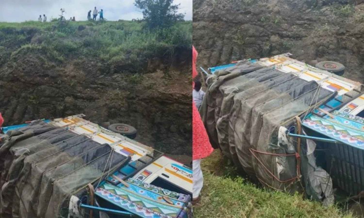 பக்தர்களை ஏற்றிச்சென்ற லாரி பள்ளத்தில் கவிழ்ந்து விபத்து - 8 பேர் பலி