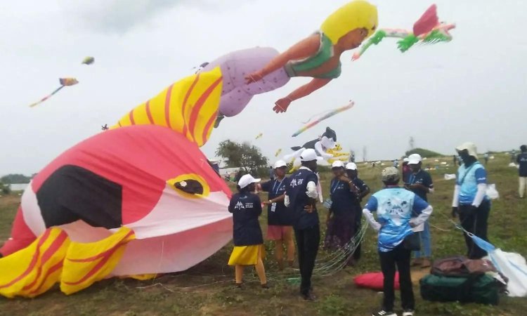 4 - வது சர்வதேச காத்தாடி திருவிழா.. அமைச்சர்கள் துவக்கி வைப்பு