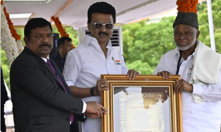 79-வது சுதந்திர தின விழா: ‘தகைசால் தமிழர்’ விருது காதர் மொகிதீனுக்கு வழங்கி கவுரவிப்பு