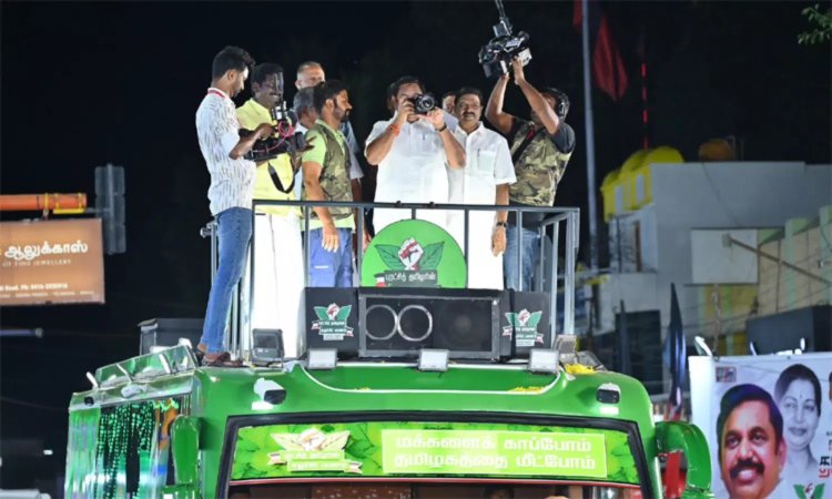 உலக புகைப்பட தினம்: சுற்றுப்பயணத்தின்போது தொண்டர்களை புகைப்படம் எடுத்த எடப்பாடி பழனிசாமி